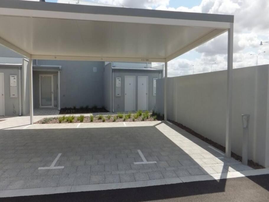 Modern Luxury 1 Bedroom Apartment - Walk To The Shops! Free Wifi Clarkson Bagian luar foto