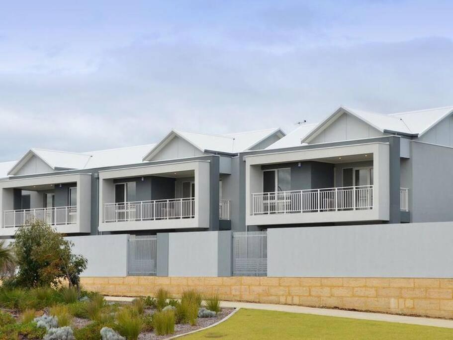 Modern Luxury 1 Bedroom Apartment - Walk To The Shops! Free Wifi Clarkson Bagian luar foto