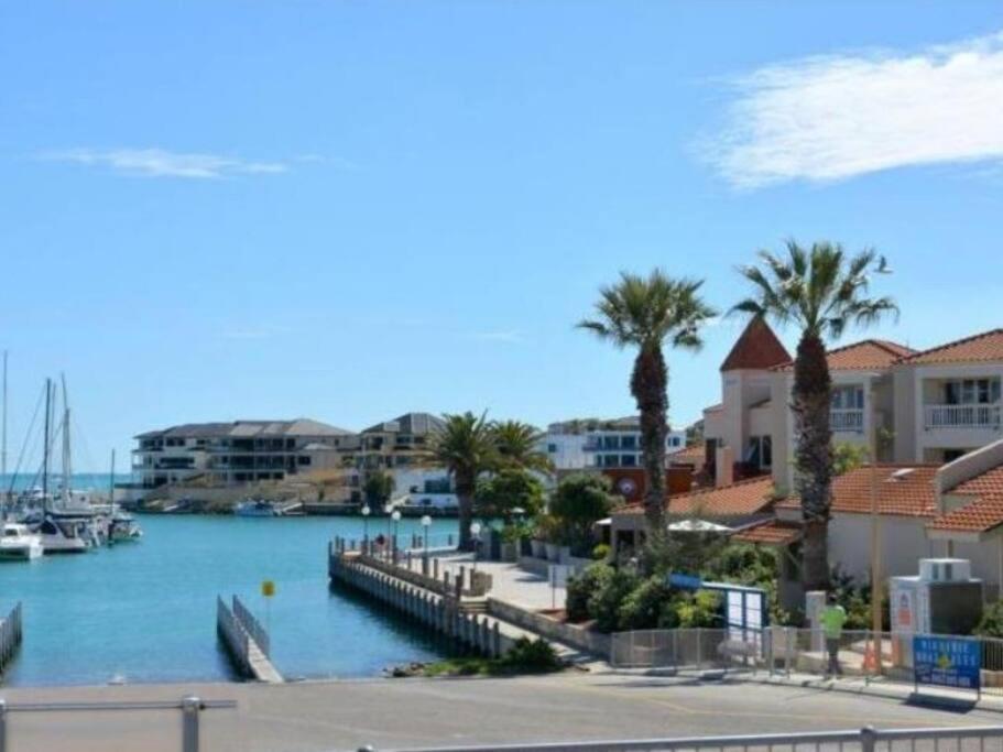 Modern Luxury 1 Bedroom Apartment - Walk To The Shops! Free Wifi Clarkson Bagian luar foto